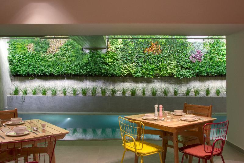 Coco-Mat Athens Jumelle Hotel ภายนอก รูปภาพ A living wall in a restaurant