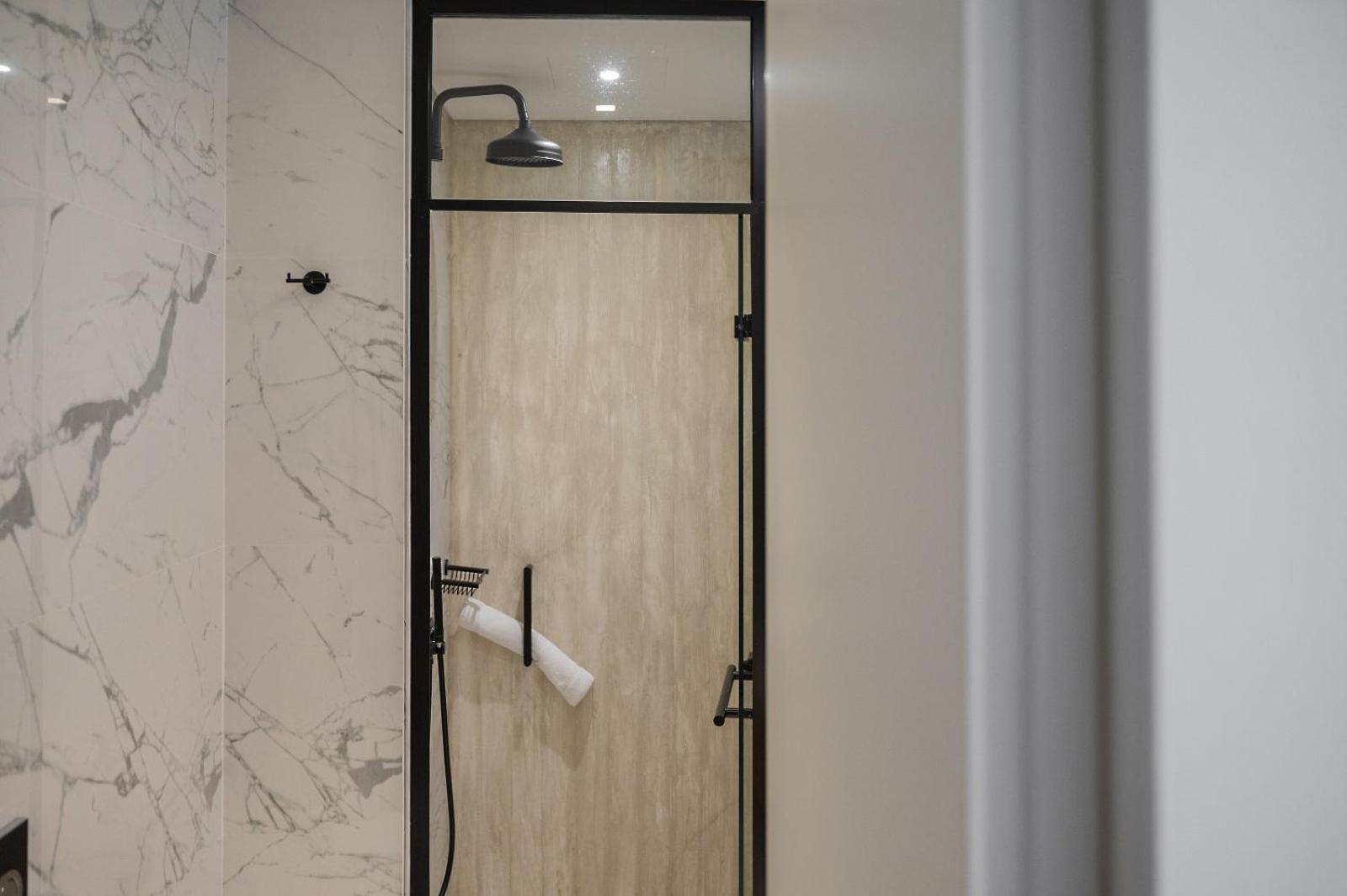 Coco-Mat Athens Jumelle Hotel ภายนอก รูปภาพ A shower with a shower head